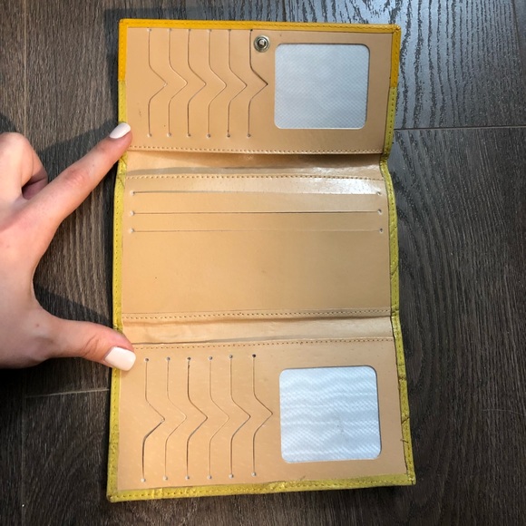 ❗️BOGO - Yellow Wallet - Picture 3 of 3
